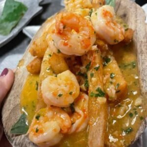 Camarones al Ajillo en Cama de Yuca Hervida o Frita